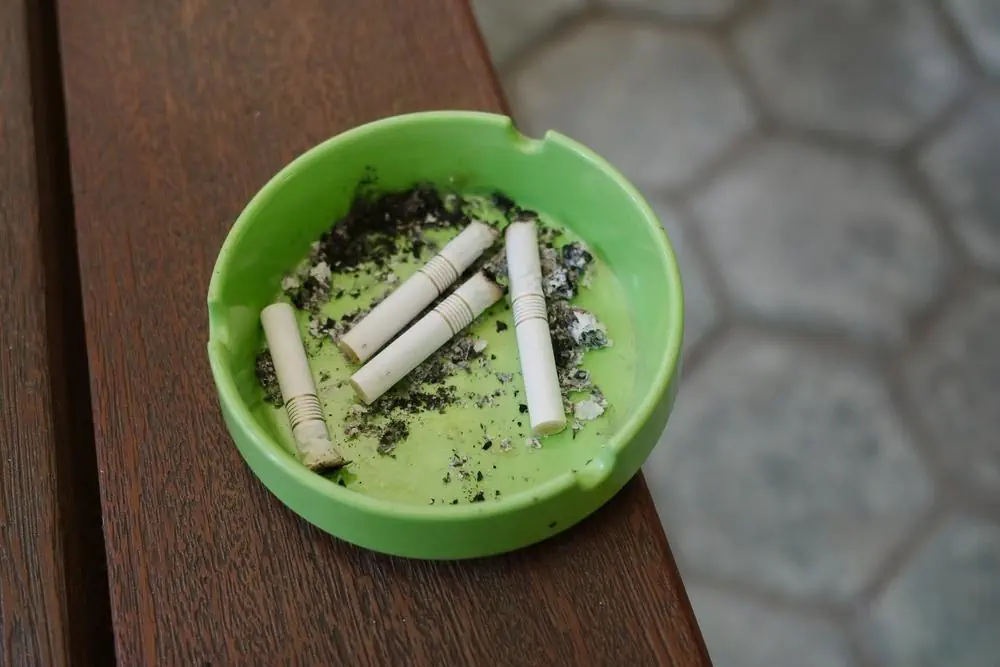 Zigaretten in einem Aschenbecher 