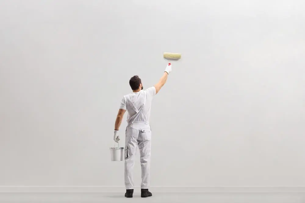 Maler streicht Hauswand 