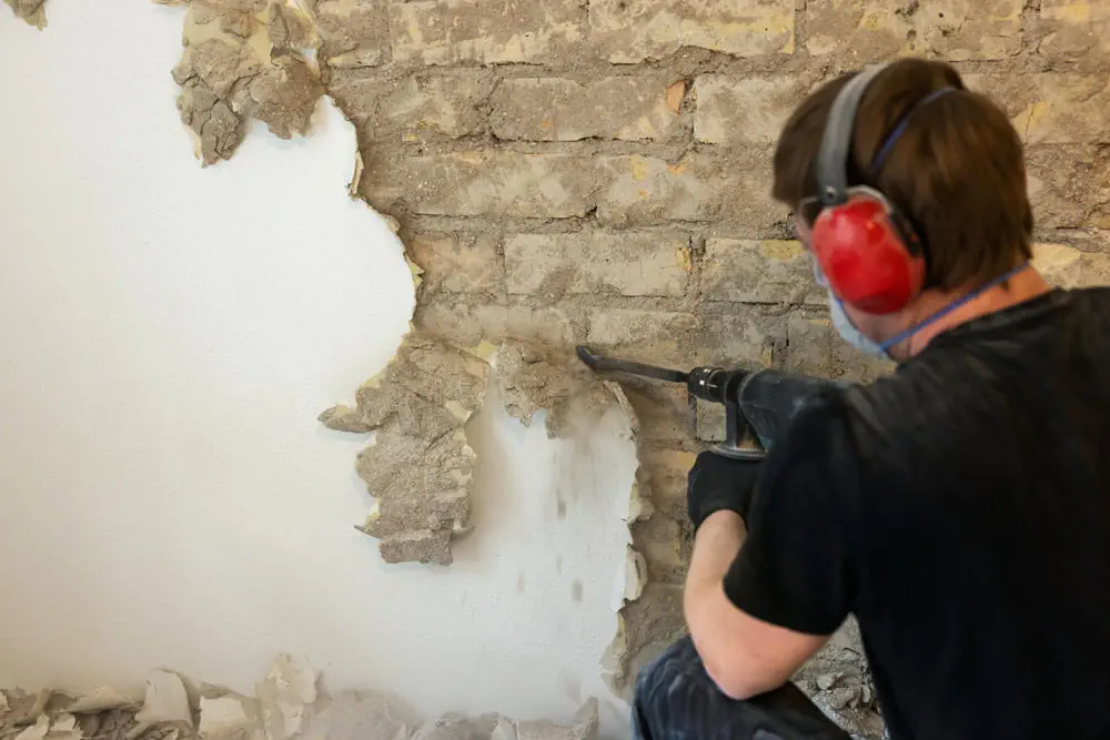 Facharbeiter entfernt Maschinell den Putz